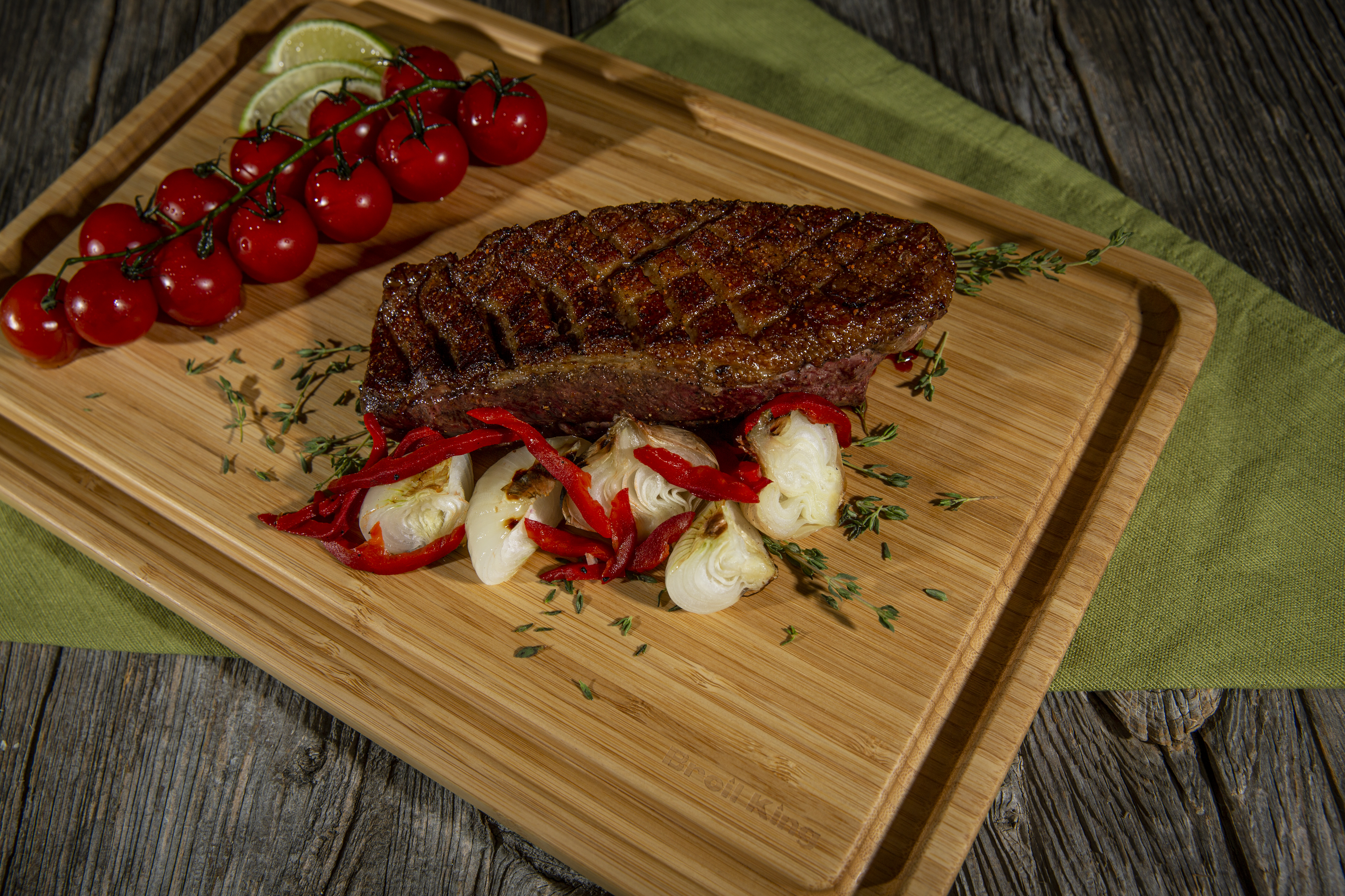 broil-king-baron-schneidebrett-bambus-mit-saftrille image 4