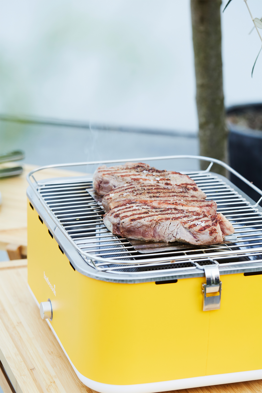 barbecook-carlo-yellow-sunshine-tischgrill-holzkohle-6-personen image 6