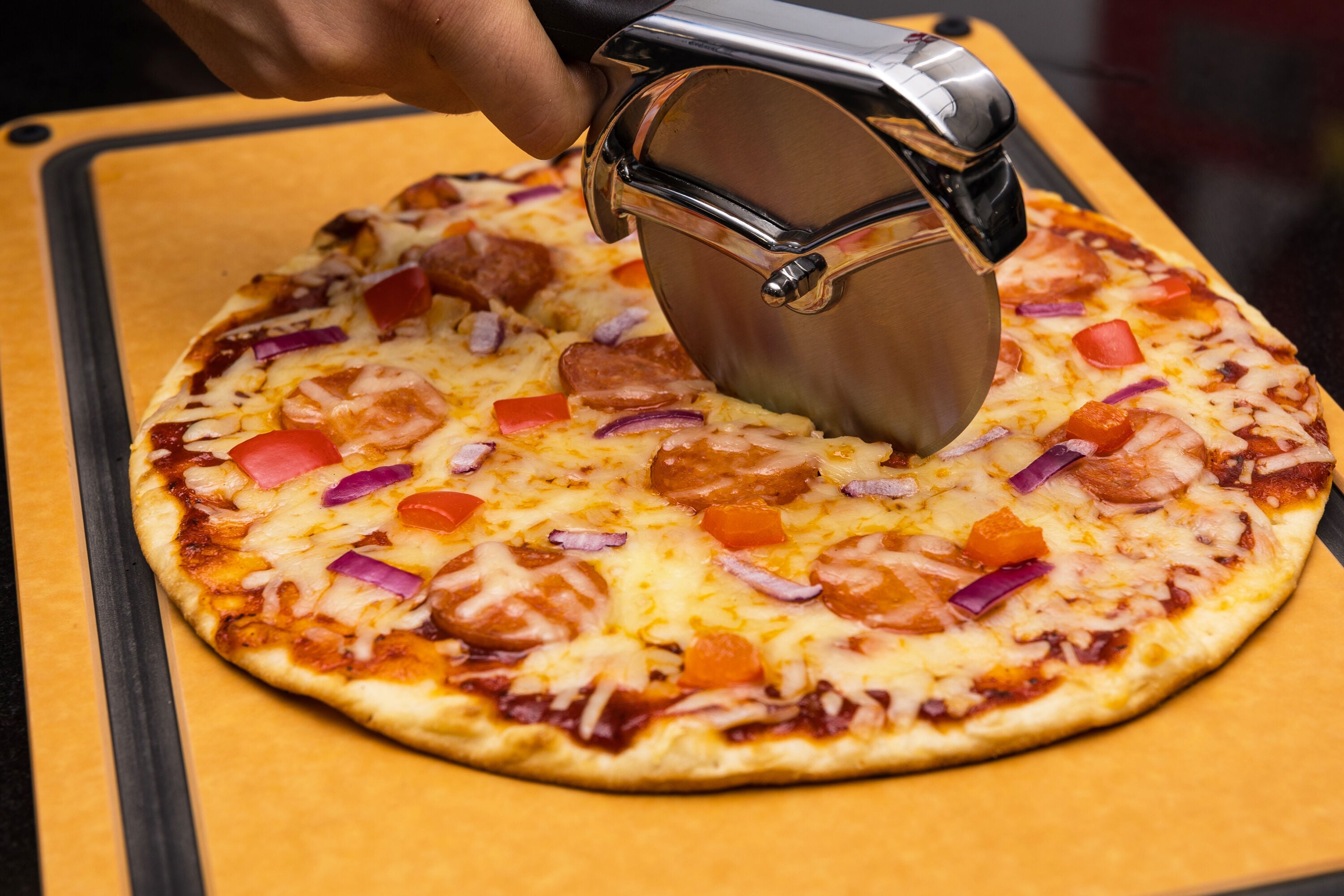 broil-king-grill-accessories-pizzaschneider-edelstahl-rad image 3