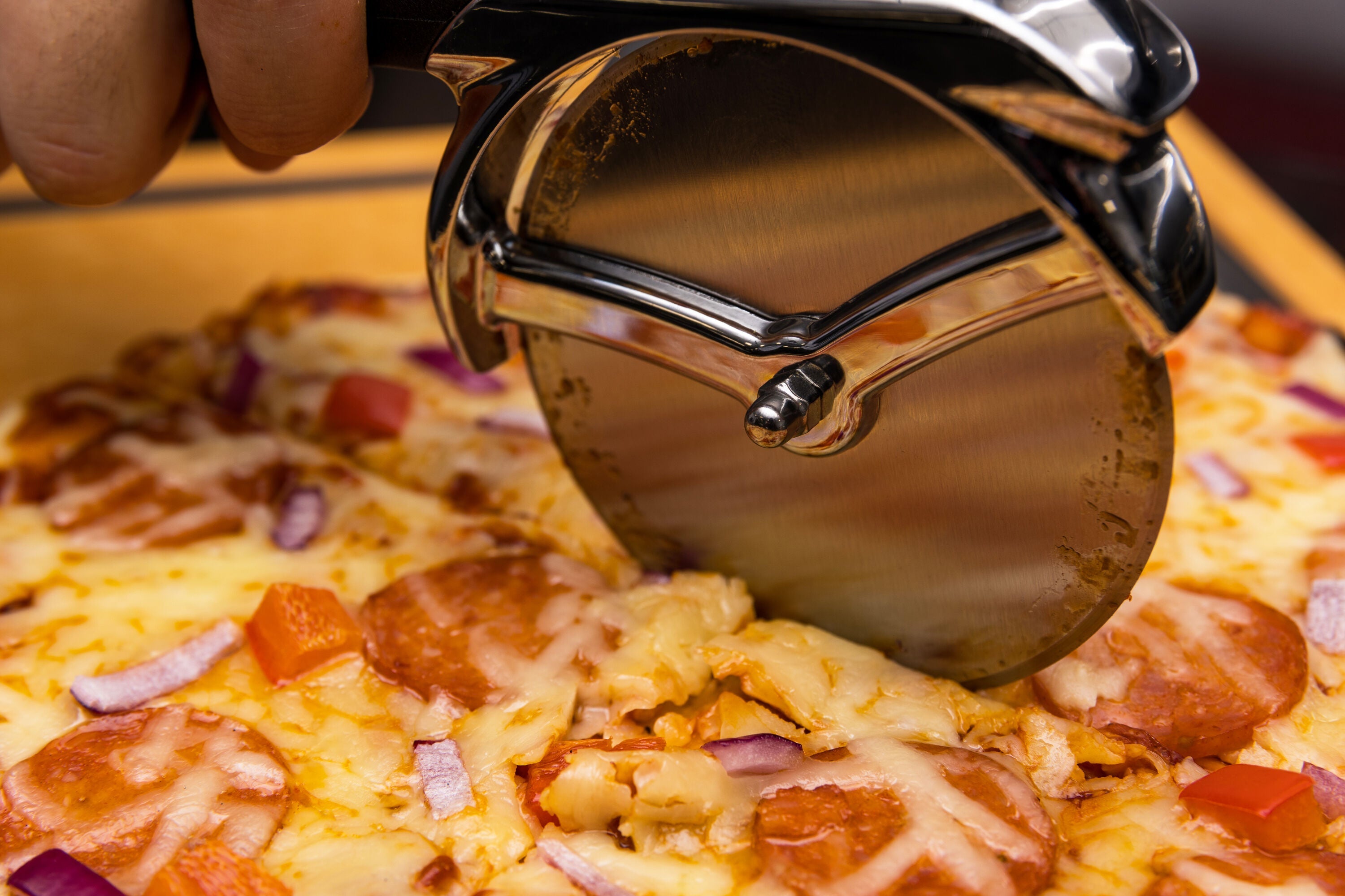 broil-king-grill-accessories-pizzaschneider-edelstahl-rad image 4